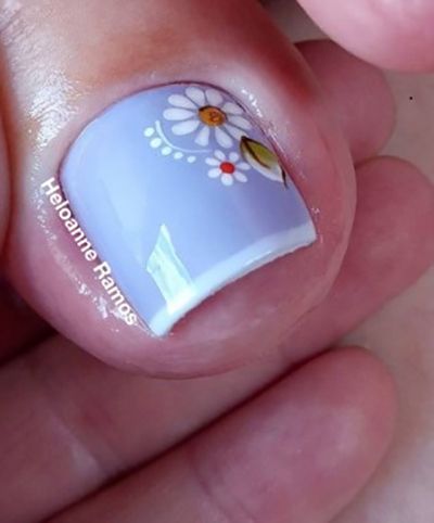 unhas dos pés com flores azuis