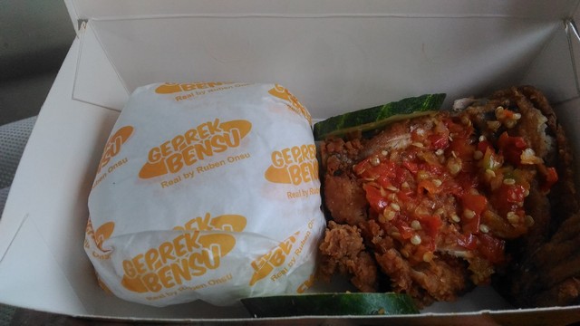 Ayam Geprek Bensu - Jombang;Kuliner Nusantara: Nikmatnya Lima Menu Kuliner Jawa Timur;