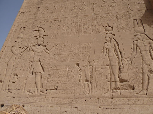 Raffigurazione di Cleopatra sul tempio di Dendera