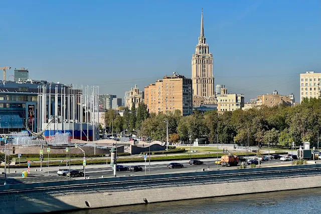вид с моста Богдана Хмельницкого, Бережковская набережная, площадь Европы / площадь Евразии