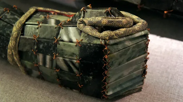 Detalle de la sección de la mano del traje funerario de jade de Liu Sui, príncipe de Liang, de Han Occidental. Wikimedia Commons