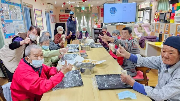▲彰化榮家附設日照中心為了讓長輩們重溫那舌尖上的記憶，體驗傳統節日的美食，特別精心準備了琳琅滿目的潤餅食材，準備讓大夥們大展身手。（記者林明佑翻攝）