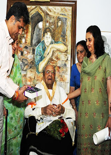 Pran Saab receiving the Dada Saheb Phalke award