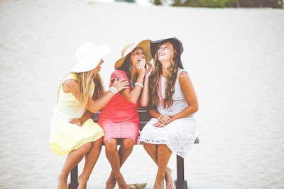 tri ženske v poletnih oblekah