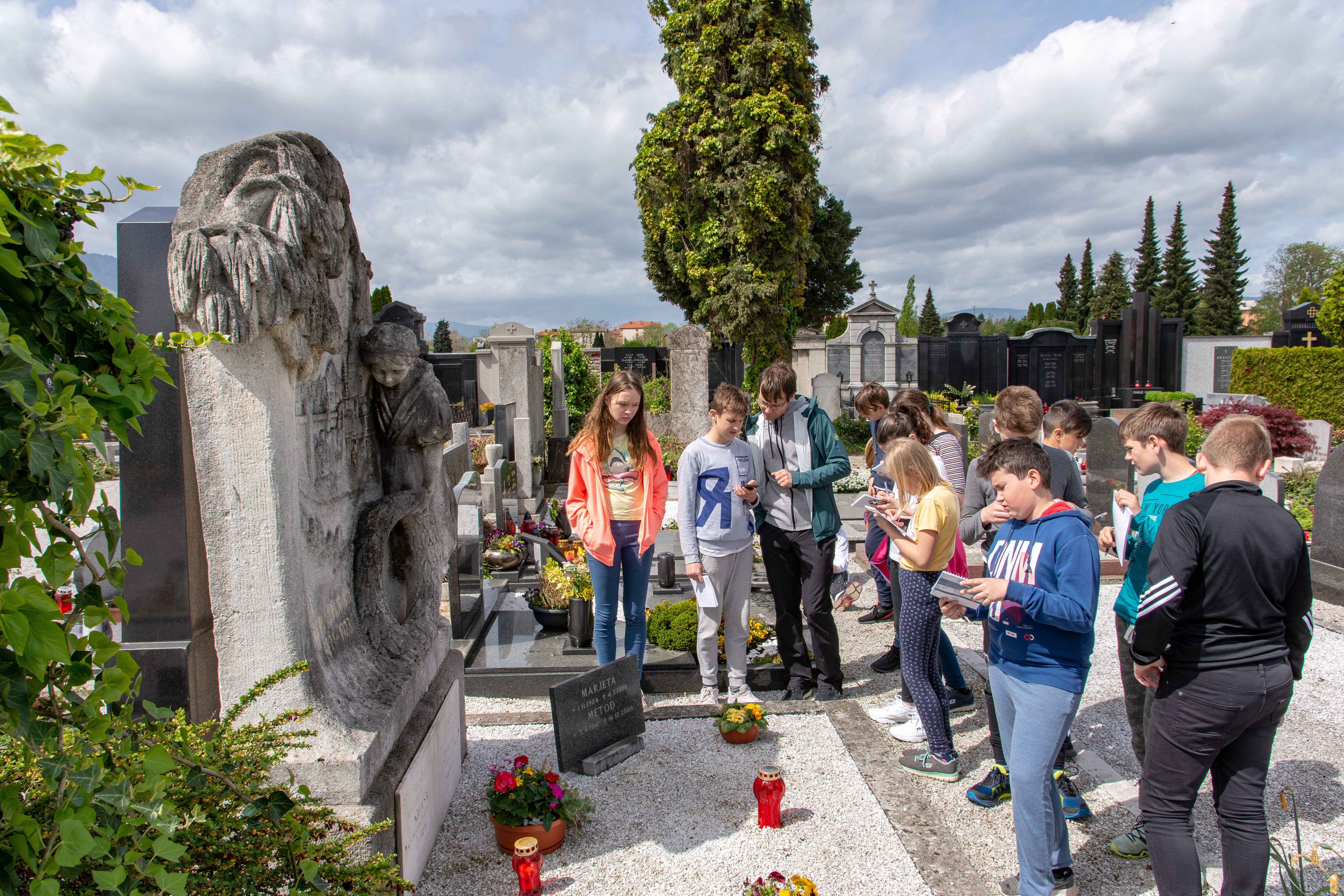 Cultural days for schools at Pobrežje Cemetery