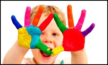 niñito con manitos multicolores niñito con manitos multicolores