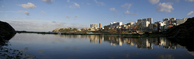 Uma panorâmica da Praia de Santana no Rio Vermelho em 2008