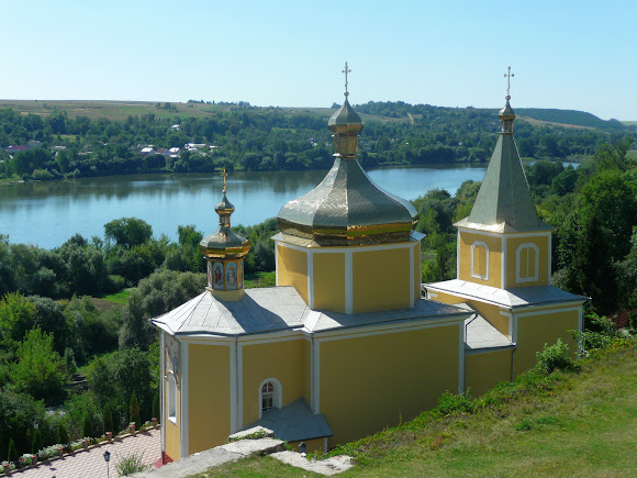 Вишнівець. Церква Успіння Пресвятої Богородиці 1530 р