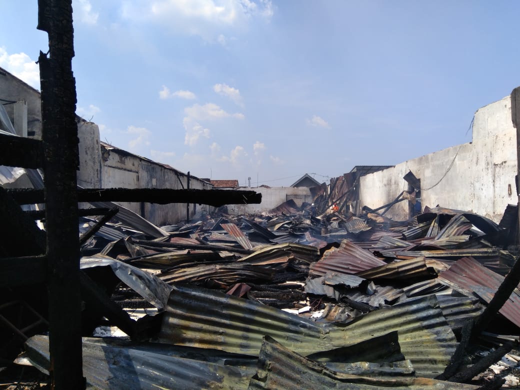Gudang furniture yang hangus terbakar di Kelurahan Wonokusumo, Senin, (25/09/2022).