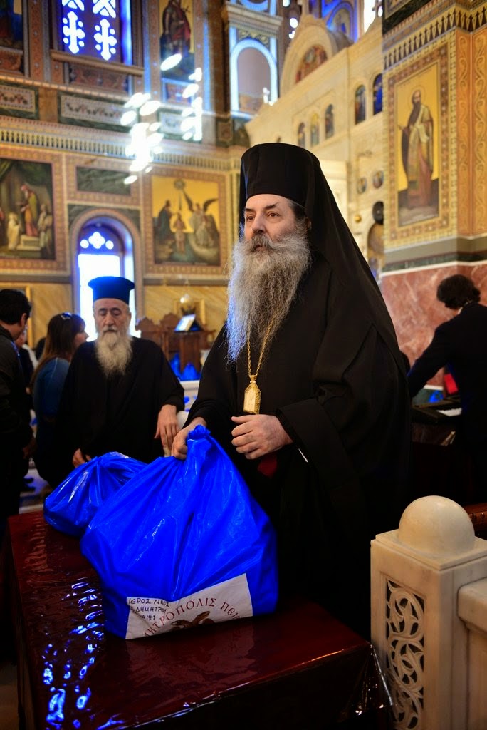 Πασχαλινά δέματα αγάπης από τον Σεβ.Μητρ.Πειραιώς