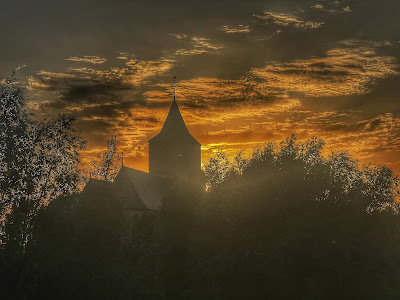 Kerk van Oud-Zevenaar bij valavond