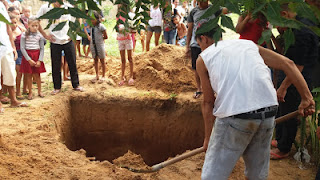 Tutóia/MA; Mulher é desenterrada após famíliares e amigos acreditarem que ela esteja viva