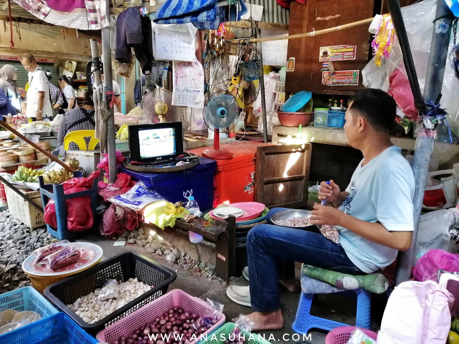 Maeklong Railway Market 