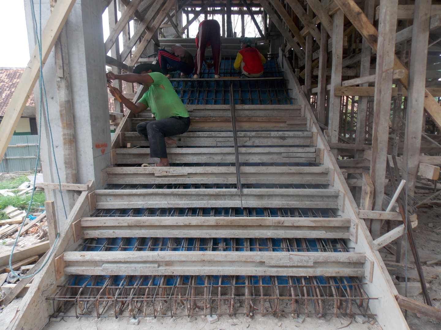 Bekisting dan Pembesian Tangga Masjid An Nubuwwah