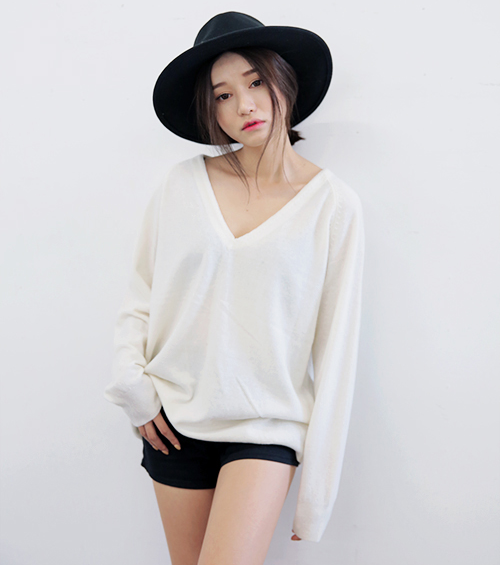 Relaxed V-Neck Pullover