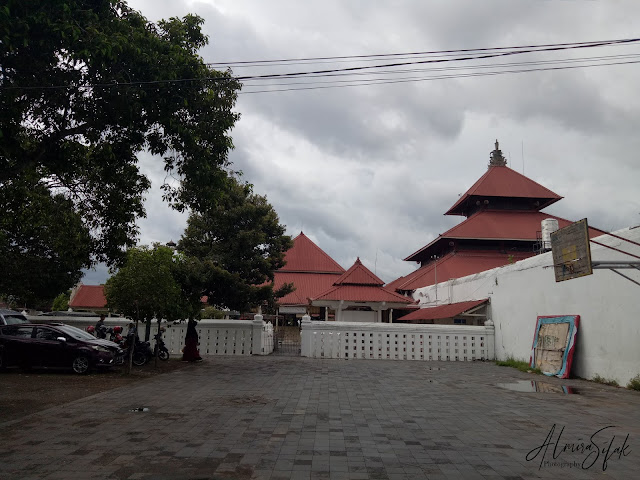 Tampak samping masjid Gedhe dengan tiga tumpuk atapnya_Almira Sifak