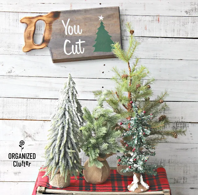 Goodwill Cutting Board Repurposed Christmas Sign #oldsignstencils #stencil #thriftshopmakeover #rusticChristmas