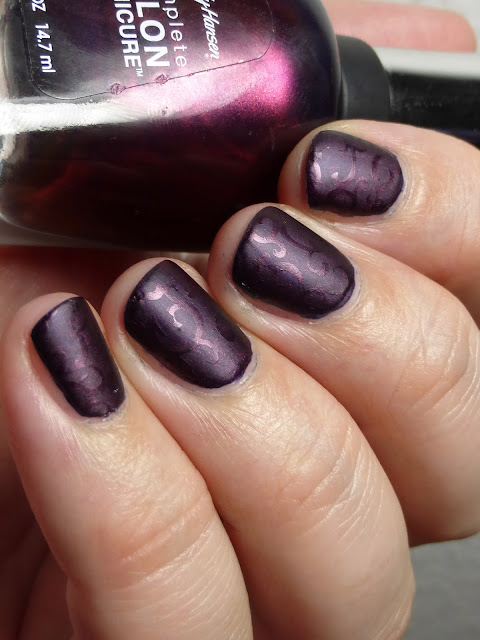 http://lackverliebt.blogspot.de/2015/11/mani-monday-mattglanzend-design-mit.html