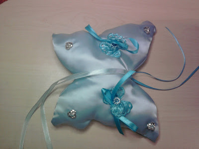 Light blue butterfly wedding ring cushion Pubblicato da Jen at 0850