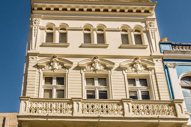 Detalhes da fachada de edifício eclético na Rua José Bonifácio, 135 em Curitiba