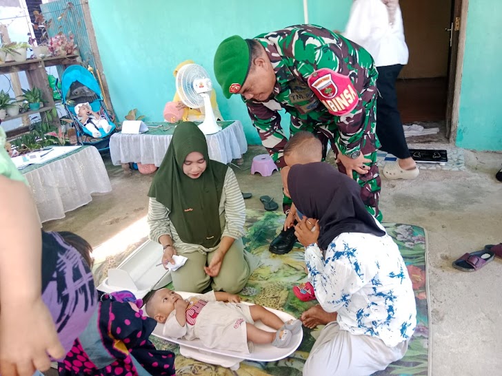 Tekan Stunting, Babinsa Koramil 1426-01/Polut Laksanakan Pendampingan Kegiatan Posyandu 
