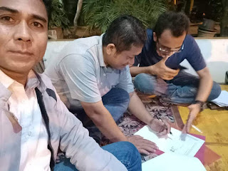 saat tandatangani surat kuasa Atas nama Mobil ( tengah )