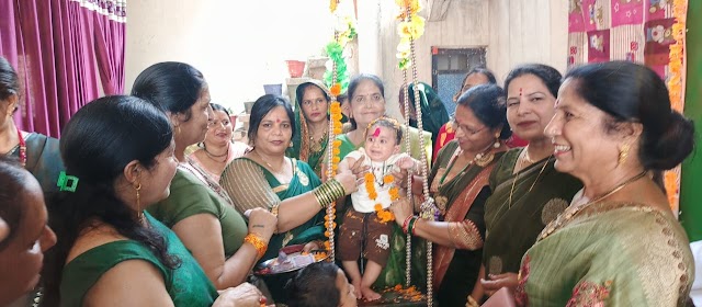 हरियाली तीज पर महिलाओं ने मेंहदी लगाकर मनाई तीज