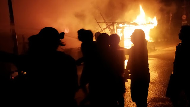 Anggota Polsek Baros, Damkar dan Warga Bantu Padamkan Kebakaran Warung
