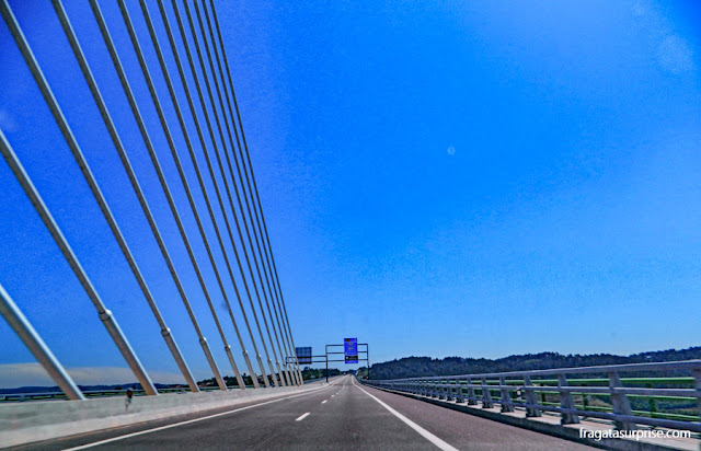 Ponte estaiada no caminho entre Amarante e Peso da Régua, Portugal