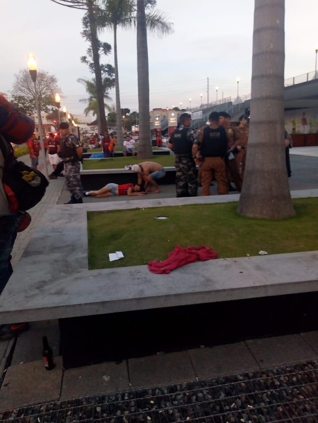 Torcida do Atlético promove guerra na praça no jogo contra o paraná Clube