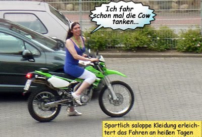 Svenja fährt das Motorrad zum tanken