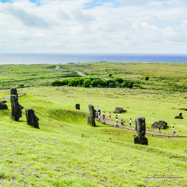 "Fábrica de moais" nas encostas do vulcão Rano Raraku na Ilha de Páscoa