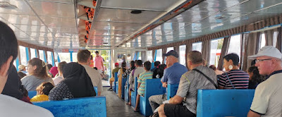 Interior del ferry local de las Maldivas.