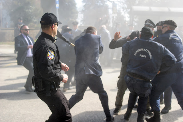 ΤΩΡΑ- ΓΙΑΝΝΕΝΑ- Άγρια ΣΥΜΠΛΟΚΗ μεταξύ αστυνομικών και αναρχικών, στο μνημείο μπιζανομάχων! 