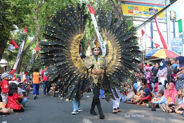 kostum peserta karnaval budaya