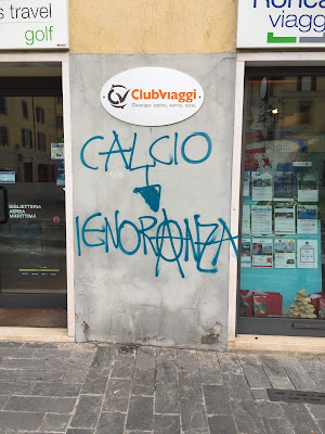 Graffiti in Bergamo equating soccer to ignorance.