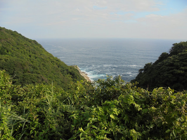 美保関灯台の展望所から海辺を望む