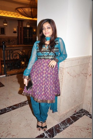 Actress-Janani-Iyer-499x753