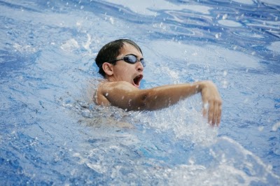 Faites de la natation pour perdre du ventre homme