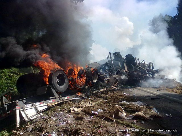 Colisão entre três carros deixa seis pessoas feridas após explosão dos veículos