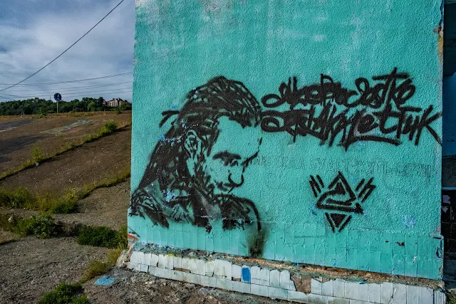 Человек склонивший голову на стене