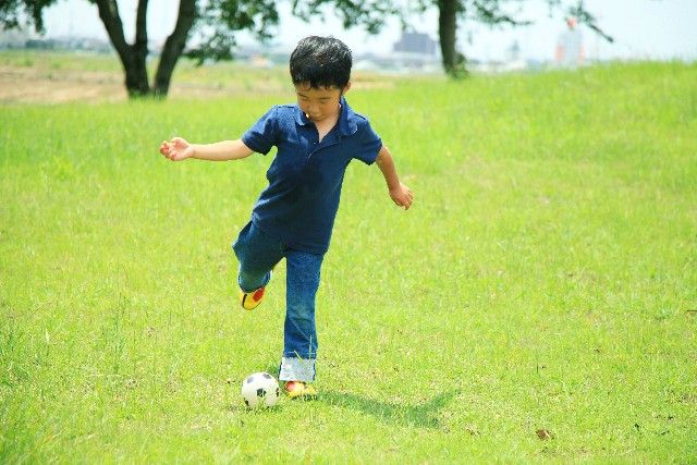 ボールが来たら直ぐに蹴る子供には理由がある その原因とは 陸トトのジュニアサッカートレーニング日記