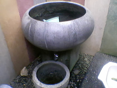 pot untuk tampungan air di kamar mandi