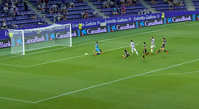 Toni Villa bate a Ratón para marcar el segundo gol vallisoletano. REAL VALLADOLID C. F. 2 REAL ZARAGOZA 0. 20/08/2021. Campeonato de Liga de 2ª División, jornada 2. Valladolid, estadio José Zorrilla. GOLES: 1-0: 17’, Javi Sánchez. 2-0: 90+1’, Toni Villa.