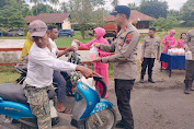 Kapolsek Lamba Leda Bersama Anggota dan Ibu Bhayangkari Gelar Kegiatan Bakti Sosial Berbagi Takjil