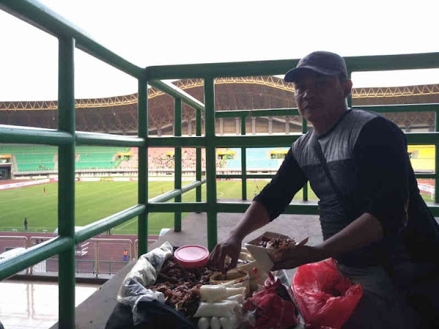 Pecinta Persipasi Cintai Sate Kikil di Stadion Patriot Candrabhaga