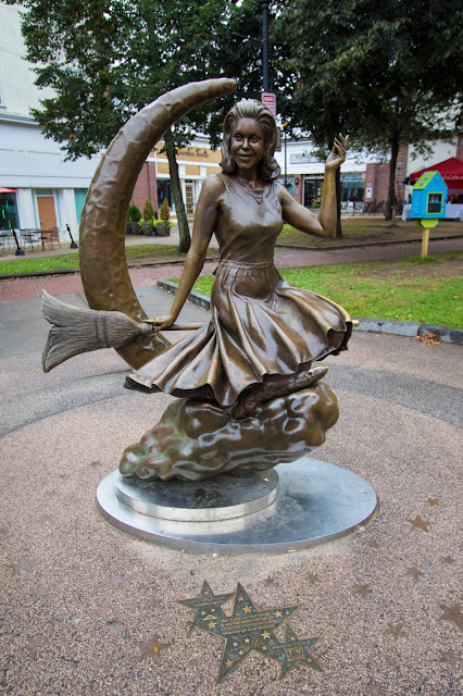 Statua di Samantha la strega-Essex street-Salem