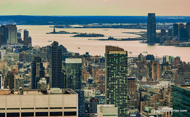 A Estátua da Liberdade vista do Top of the Rock, Rockefeller Center, Nova York