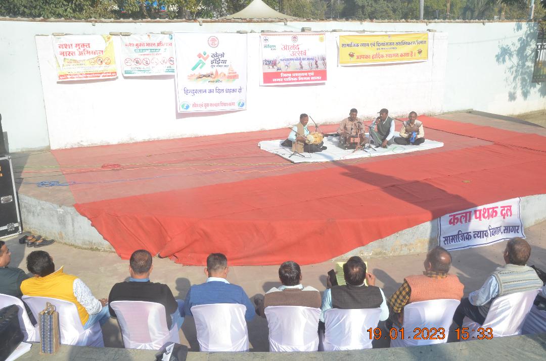 Anand Utsav 2023-Children performed Malkhamb Art At chandra park