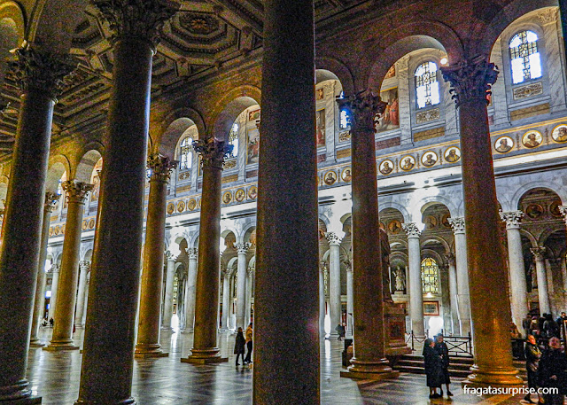 Colunata que acompanha a nave principal da Basílica de São Paulo Extramuros, em Roma